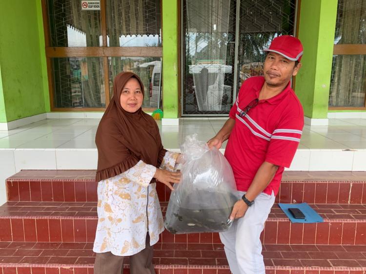 Dukung Pendidikan Vokasi, PTPN IV Regional 4 Jambi Salurkan Bantuan Bibit Ikan ke SMK PP