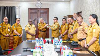 Gubernur Papua Selatan Terima Dokumen Perkebunan Kelapa Sawit dari Pemprov Papua