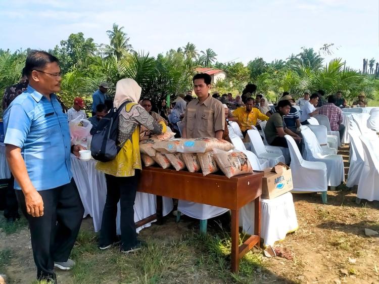 Dukung Ketahanan Pangan Nasional,PTPN IV PalmCo Salurkan 22 Ton Benih Padi Gogo untuk Ratusan Petani Sawit di Sumut