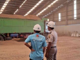Karantina Kawal Ekspor Ribuan Ton Bungkil Sawit ke Malaysia Lewat PLBN Badau