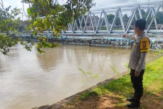 Polsek Muara Kuang Tindak Lanjuti Temuan Banyak Ikan Mati di Sungai Rambang