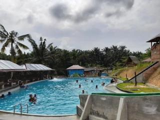 Tersembunyi di Tengah Kebun Sawit, Kolam Renang ini Hadirkan Suasana Serasa Liburan di Bali