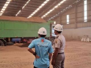 Karantina Kawal Ekspor Ribuan Ton Bungkil Sawit ke Malaysia Lewat PLBN Badau