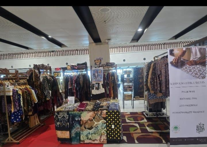 Batik Sawit Tampil Ngejreng di Bandara Adi Sumarmo Solo