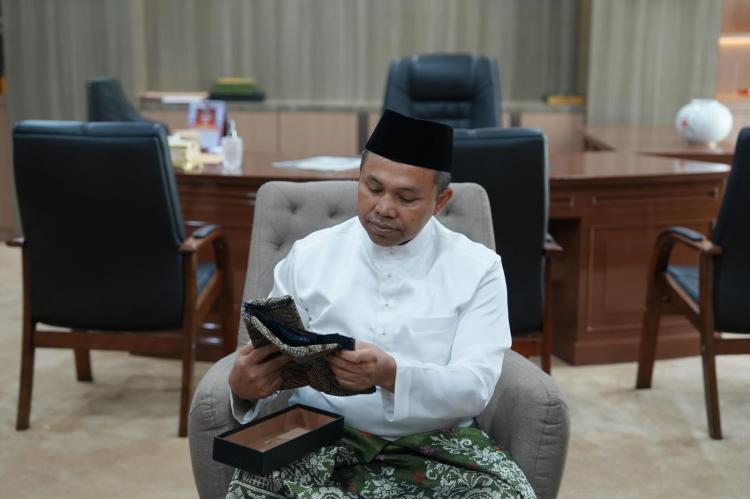 Puji Batik Sawit, Gubernur Riau Minta Perusahaan Latih Siswa SMK Membatik