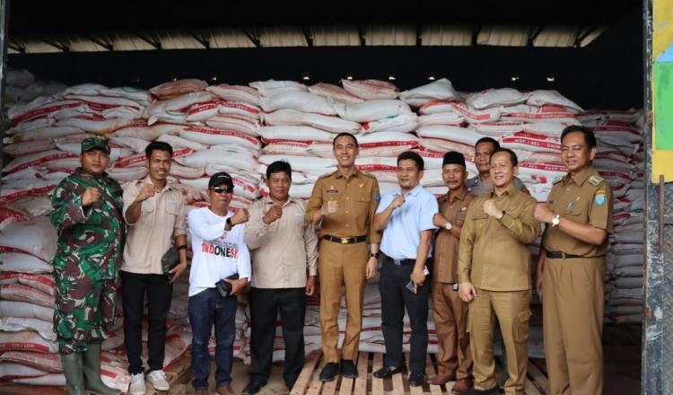 Dorong Produktivitas dan Kesejahteraan, Petani Sawit Rotan Mulya Dapat Bantuan Pupuk dan Pestisida