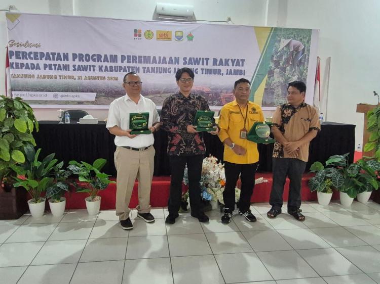 Dongkrak Ekonomi Petani, PTPN IV Regional 4 dan SPKS Replanting Sawit Tua