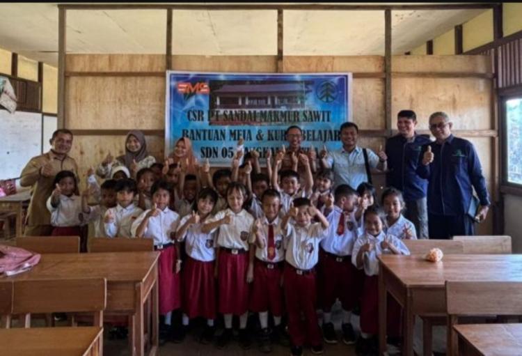 Respon Proposal Kepsek, Perusahaan Sawit Serahkan Meja dan Kursi ke SDN 05 Pangkalan Suka