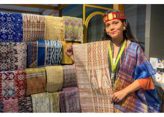 Saree Ulos Manfaatkan Limbah Pertanian Jadi Wastra Batak Bernilai Tinggi