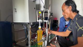 Kenalkan Teknologi Otomasi, ITS Bantu UMKM Kemas Minyak Goreng Lebih Presisi