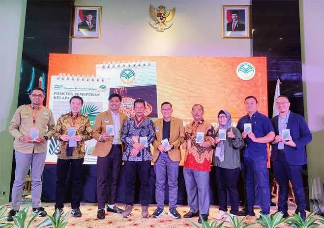 Buku Saku BMP Perkebunan Sawit Terbit, HIPKASI Tawarkan Panduan Pemupukan Modern untuk Petani