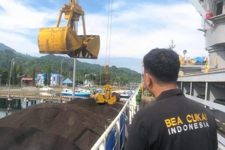 Mamuju Ekspor 9.970,9 MT Cangkang Sawit ke Jepang, Negara Dapat Cuan Rp1,7 M