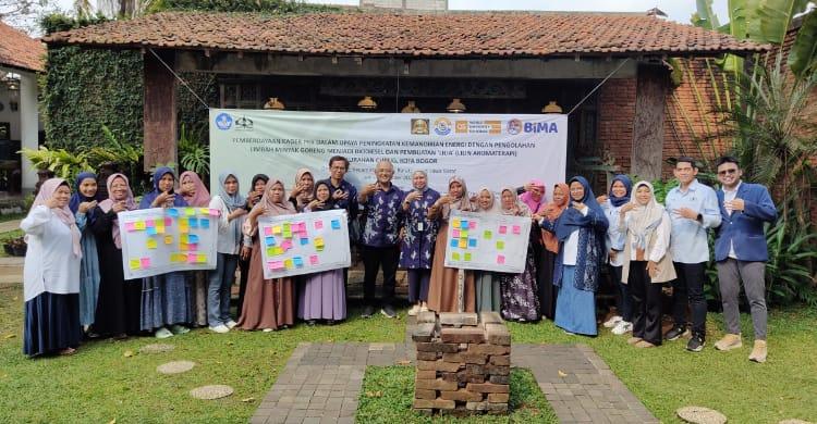 PKM Trisakti Edukasi Warga Bogor Sulap Jelantah Jadi Lilin Aromaterapi