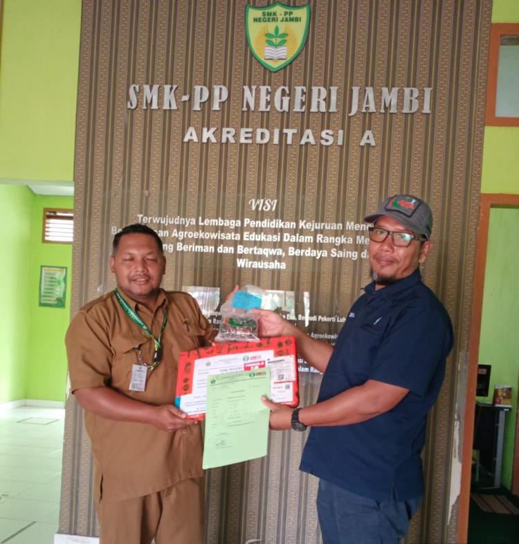 Siapkan SDM Unggul Perkebunan, PTPN IV Regional IV Salurkan 1.000 Bibit Sawit untuk SMK PP Jambi