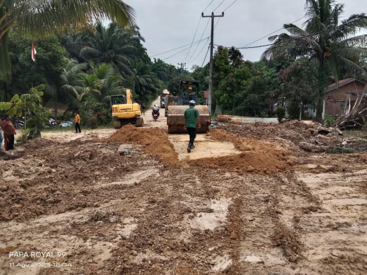 Perbaiki Akses Jalan Desa, Upaya PT Kimia Tirta Utama Tingkatkan Kesejahteraan Masyarakat Siak
