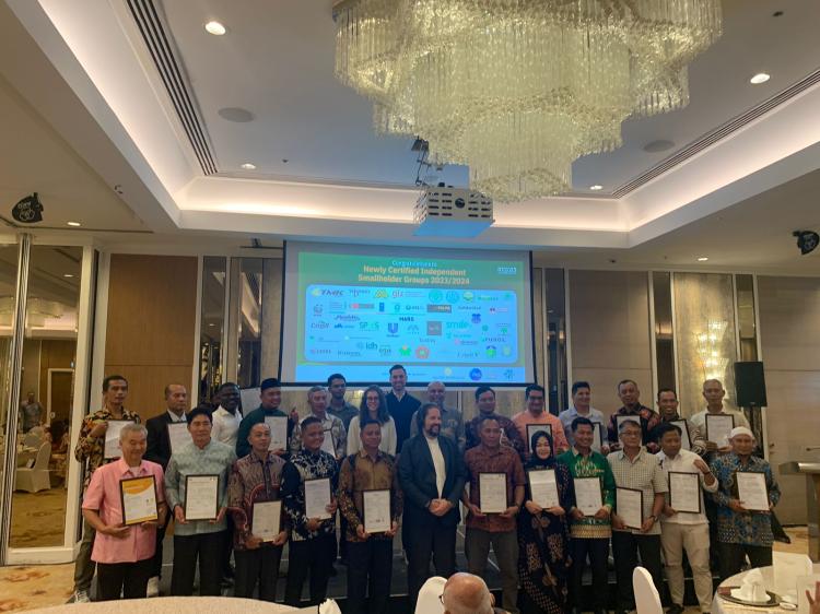 299 Petani Subulussalam Aceh Terima Sertifikat RSPO