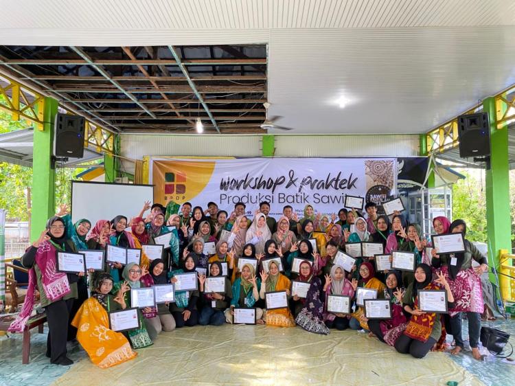 Berjalan Semarak, Peserta Antusias Membuat Batik Gunakan Malam Sawit