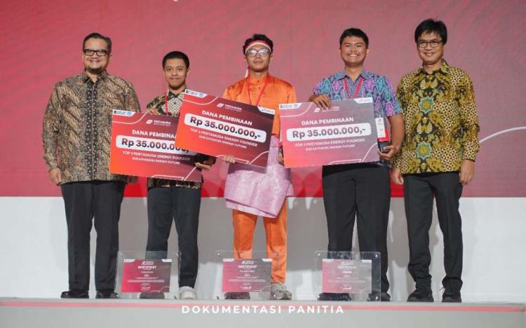 Mahasiswa Surabaya Bikin Alat Panen Sawit Mandiri, Bisa Isi Listrik Sendiri!