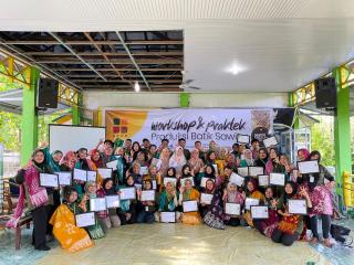 Berjalan Semarak, Peserta Antusias Membuat Batik Gunakan Malam Sawit