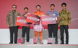 Mahasiswa Surabaya Bikin Alat Panen Sawit Mandiri, Bisa Isi Listrik Sendiri!