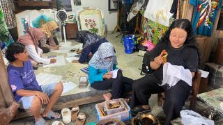 INSTIPER Yogyakarta Kenalkan Malam Batik Sawit di Kampung Tamansari, Pengrajin Bilang Gini