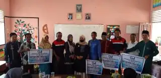 4 Sekolah Dapat Bantuan Meja dan Kursi dari Korporasi