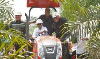 Panen Perdana PSR di Sumsel, Mentan Nyanyi 'Indonesia Tanah Air Beta' Bersama Petani Sawit