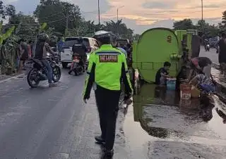 Warga Berebut Ciduk CPO dari Truk yang Terguling