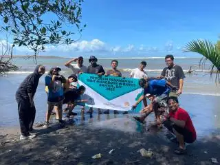 Peduli Lingkungan, Smart Batik dan Pensil Terbang Tanam Ratusan Mangrove di Pantai Baros Yogyakarta