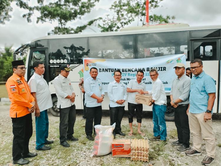 PTPN IV Regional III Sigap Salurkan Bantuan 1,5 Ton Sembako untuk Korban Banjir Siak