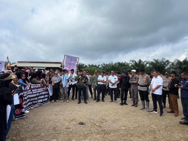 Tuntut Pembangunan Kebun Plasma, Masyarakat Nagari Alahan dan  Tigo Lubuk Besar Geruduk PT TKA