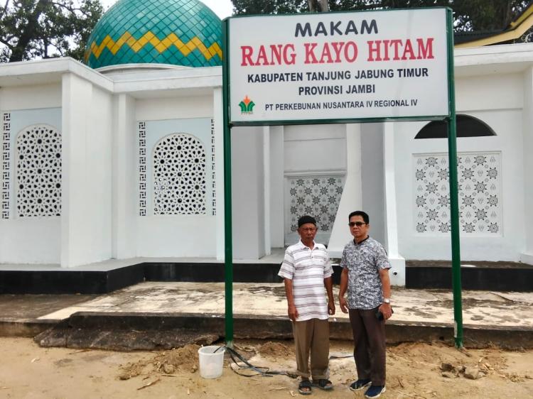 Peduli Terhadap Budaya, PTPN IV Regional IV Jambi Pasang Plang Baru Makam Orang Kayo Hitam