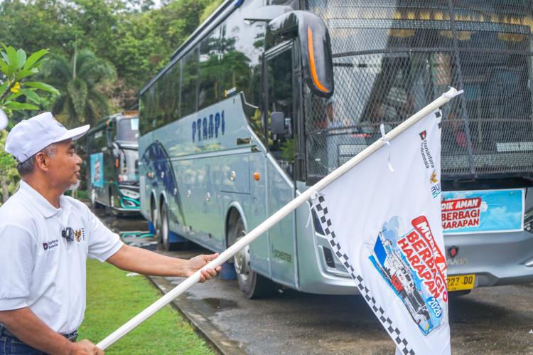 Mudik Gratis Lebaran, PTPN IV Regional IV Jambi-Sumbar Berangkatkan 106 Pemudik ke Sumut dan Sumbar