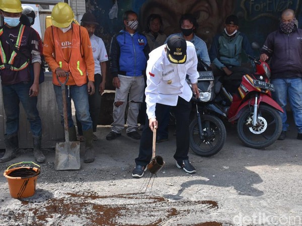 Wakil Bupati Ini Pakai Duit Pribadi untuk Perbaiki Jalan