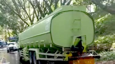 Waduh! 29 Ribu Liter Minyak Kelapa Sawit Tumpah di Jalan Trans