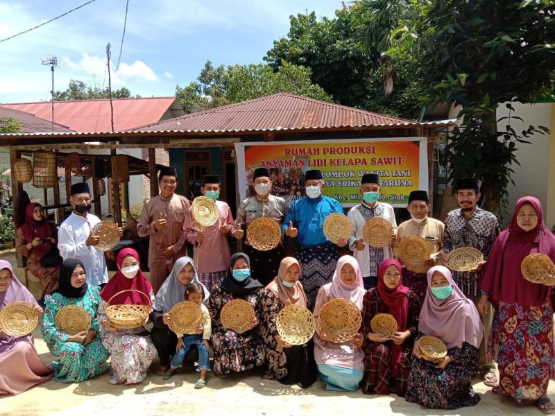 Kelompok Emak-emak Ini Dapat Cuan Banyak Dari Lidi Sawit