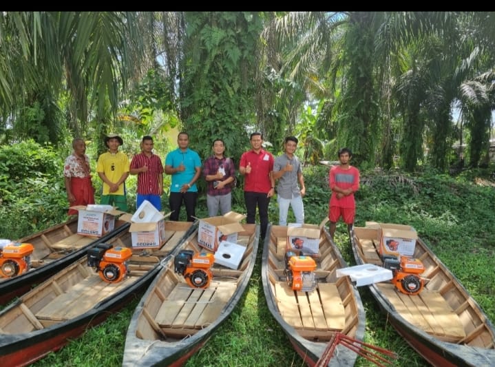 Bantu Nelayan, Korporasi Sawit Serahkan Perahu Mesin