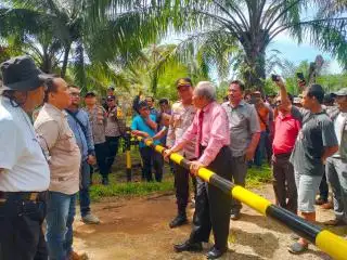 Tuding Aktivitas Perusahaan Ilegal, Masyarakat Bakar Traktor dan Pos Jaga