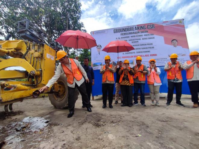 Sejumlah Perusahaan Keroyokan Perbaiki Jalan