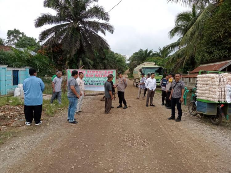 Tuntut Penyelesaian Sengketa Lahan, Warga Portal Jalan Perusahaan