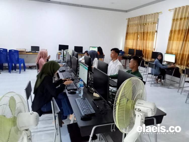Terkendala Jaringan, Tiga Anak Petani Inhil Ikut Ujian Susulan Penerimaan Beasiswa Sawit
