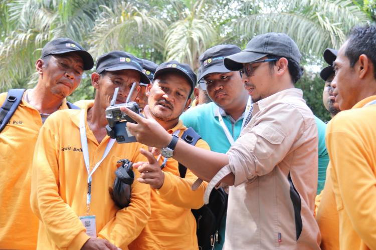 Petani Sawit Dilatih Lakukan Pemetaan Menggunakan GPS dan Drone