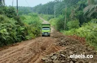 Dibantu PT SIL, Warga Marga Jaya Perbaiki Jalan yang Rusak Parah