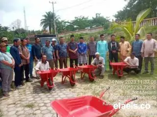 Petani Ini Terima Sarana Produksi dari Pemerintah, Bisa Mempermudah Pengangkutan TBS Sawit