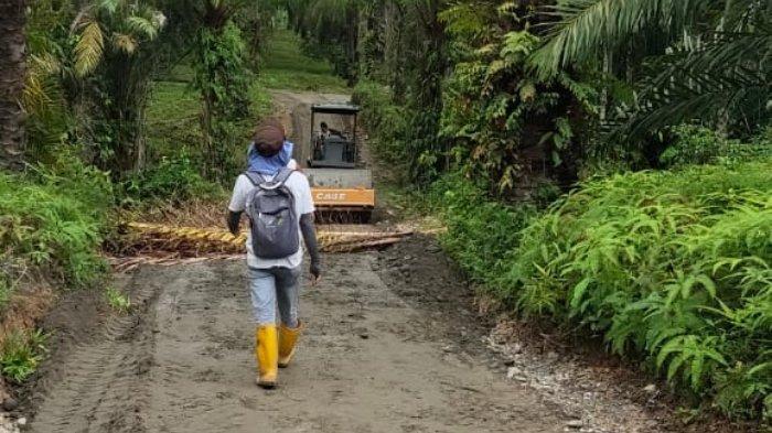 Tingkatkan Mobilitas Petani Plasma, 2 Alat Berat Dikerahkan Perbaiki Jalan Kebun