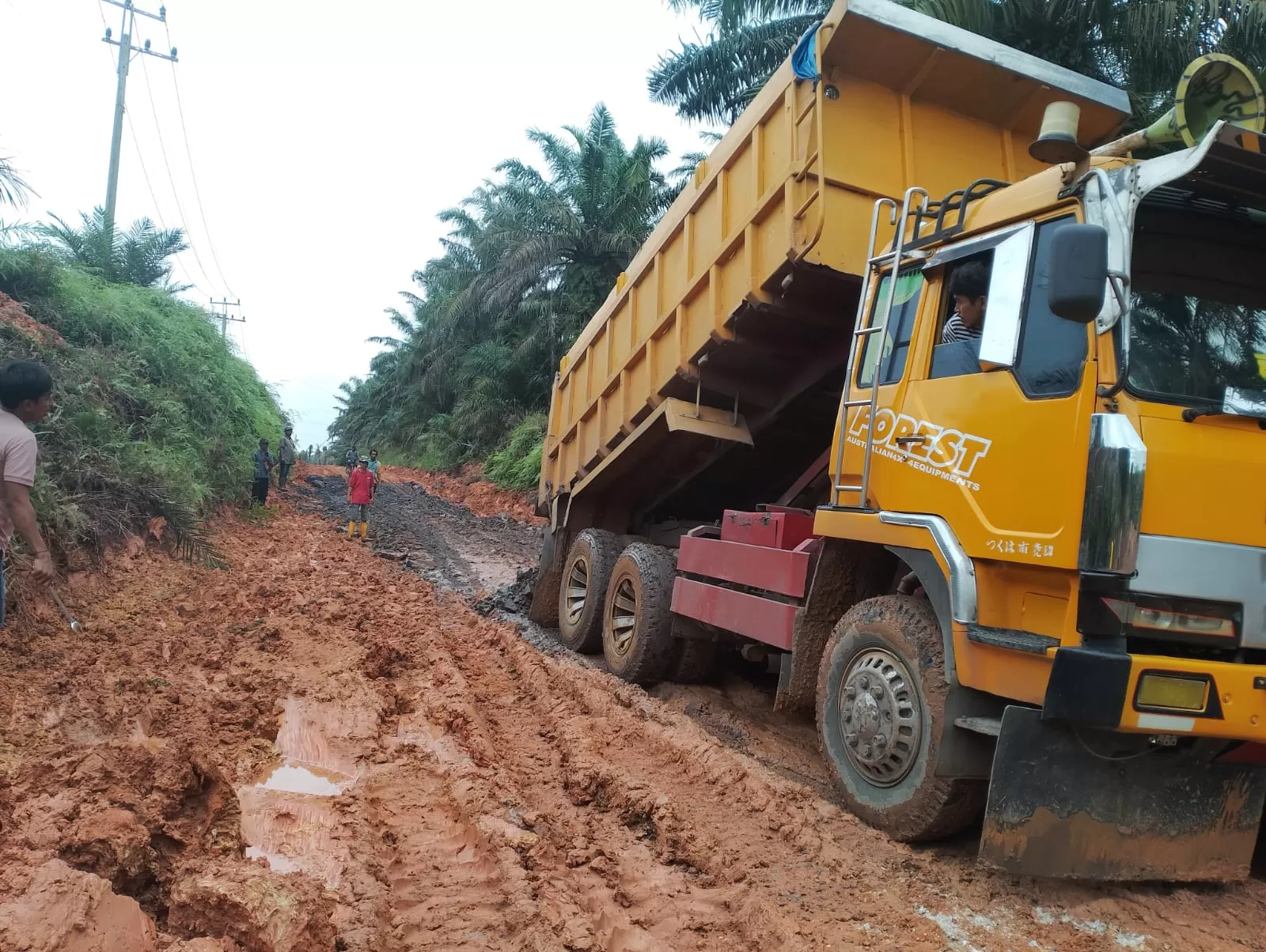Tak Bisa Dilewati, PalmCo Perbaiki Jalan Penghubung Tiga Desa di Rohil