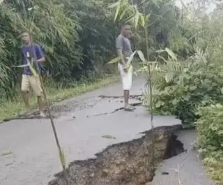 Petani Kelapa Sawit di Bengkulu Tengah Keluhkan Akses Jalan Menuju Perusahaan Sawit Ambles