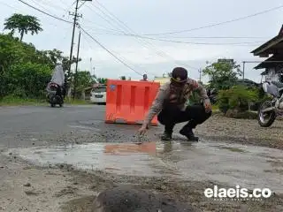 Dukung Sektor Kelapa Sawit, Polsek di Bengkulu Utara Tambal Jalan Berlubang