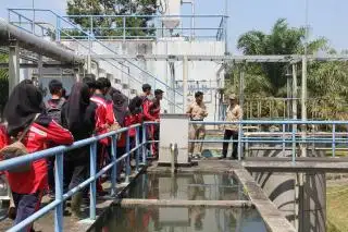 Polkam Latih Siswa SMKN 1 Kuok Manfaatkan Limbah Sawit Jadi Pupuk Semi Organik