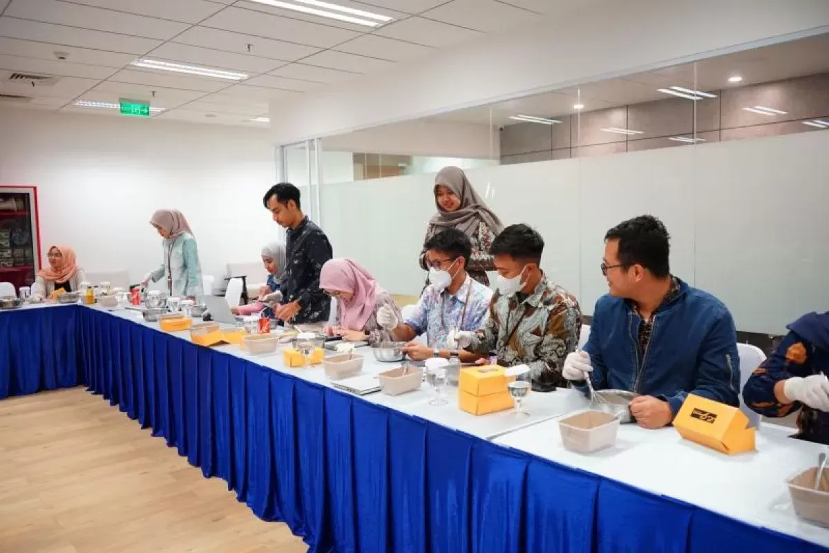 Masyarakat Dilatih Olah Limbah Rumah Tangga Jadi Barang Bermanfaat
